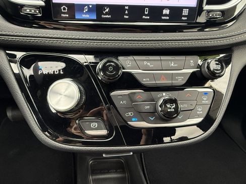 Used 2025 Chrysler Pacifica Select FWD image 32