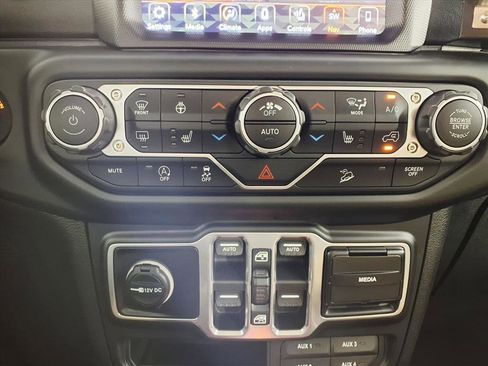 Used 2018 Jeep Wrangler Unlimited Sahara image 20