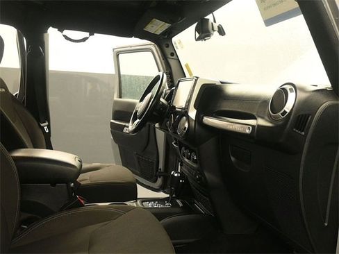 Used 2017 Jeep Wrangler Unlimited Rubicon w/ Connectivity Group image 16