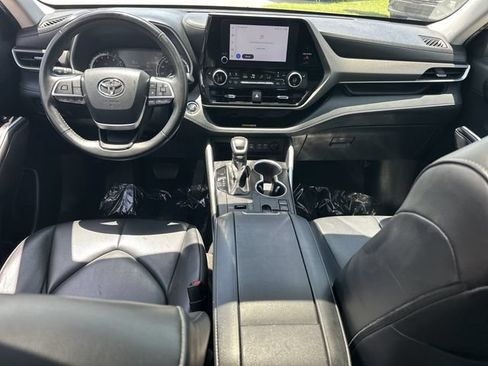 Used 2023 Toyota Highlander XLE FWD image 16