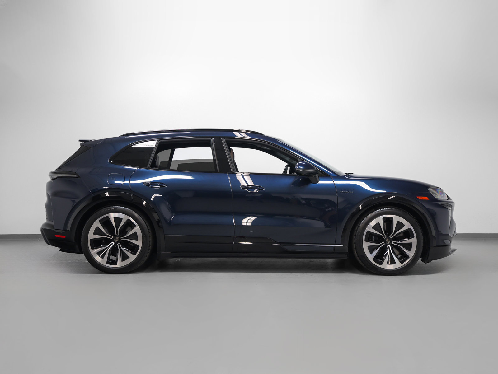 Certified 2026 Porsche Cayenne Turbo AWD/4WD image 13