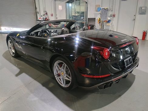 Used 2018 Ferrari California T image 3