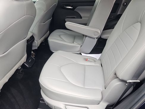 Used 2022 Toyota Highlander XLE AWD/4WD image 31