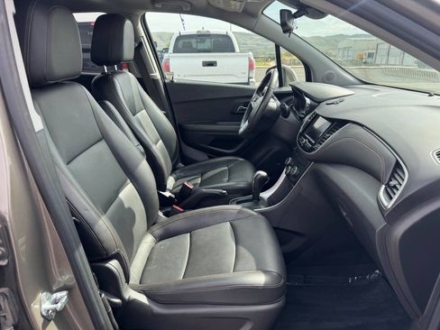 Used 2021 Chevrolet Trax LT w/ Premium Seat Package AWD/4WD image 7