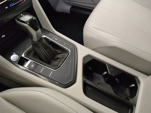 Used 2022 Volkswagen Tiguan SE w/ Panoramic Sunroof Package FWD image 26