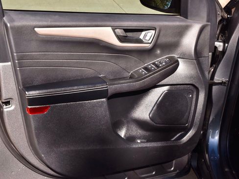 Used 2022 Ford Escape SE w/ SE Sport Appearance Package image 34