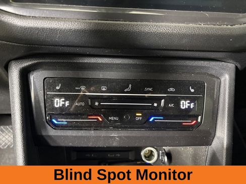 Used 2023 Volkswagen Tiguan SE w/ Panoramic Sunroof Package image 17