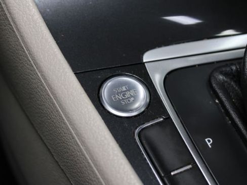 Used 2018 Volkswagen Golf SE image 15