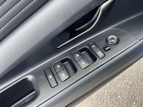 Certified 2025 Hyundai Elantra Sport image 17