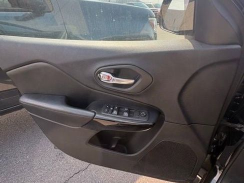 Used 2020 Jeep Cherokee Latitude Plus image 12