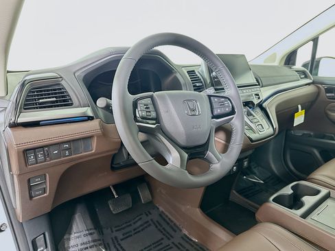 New 2026 Honda Odyssey Touring image 9