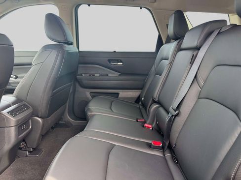 Used 2025 Nissan Pathfinder SL FWD image 11