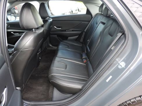 Used 2025 Hyundai Elantra Limited FWD image 19