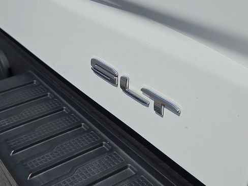 Used 2020 GMC Sierra 1500 SLT RWD image 16
