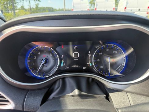 Used 2024 Chrysler Pacifica Touring-L FWD image 17