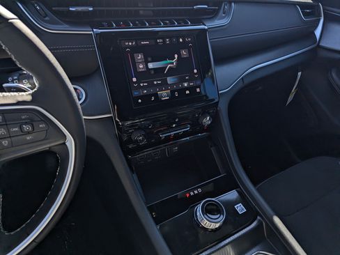 New 2025 Jeep Grand Cherokee 4WD image 10