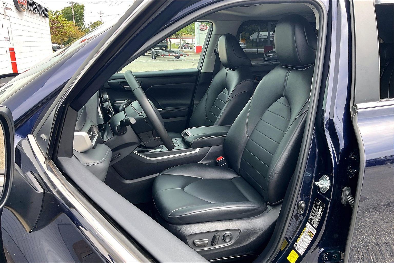 Used 2024 Toyota Highlander XLE AWD/4WD image 30