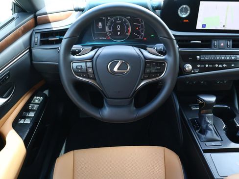 Used 2025 Lexus ES 350 w/ Premium Package FWD image 10