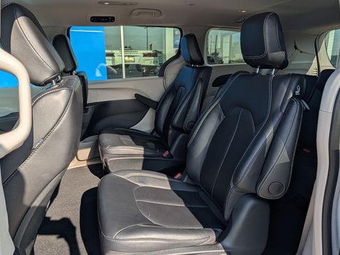 Used 2024 Chrysler Pacifica Limited FWD image 9