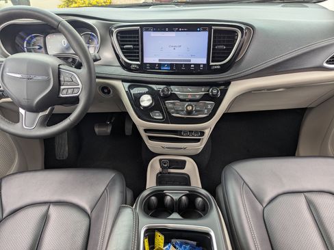 Used 2024 Chrysler Pacifica Select image 16