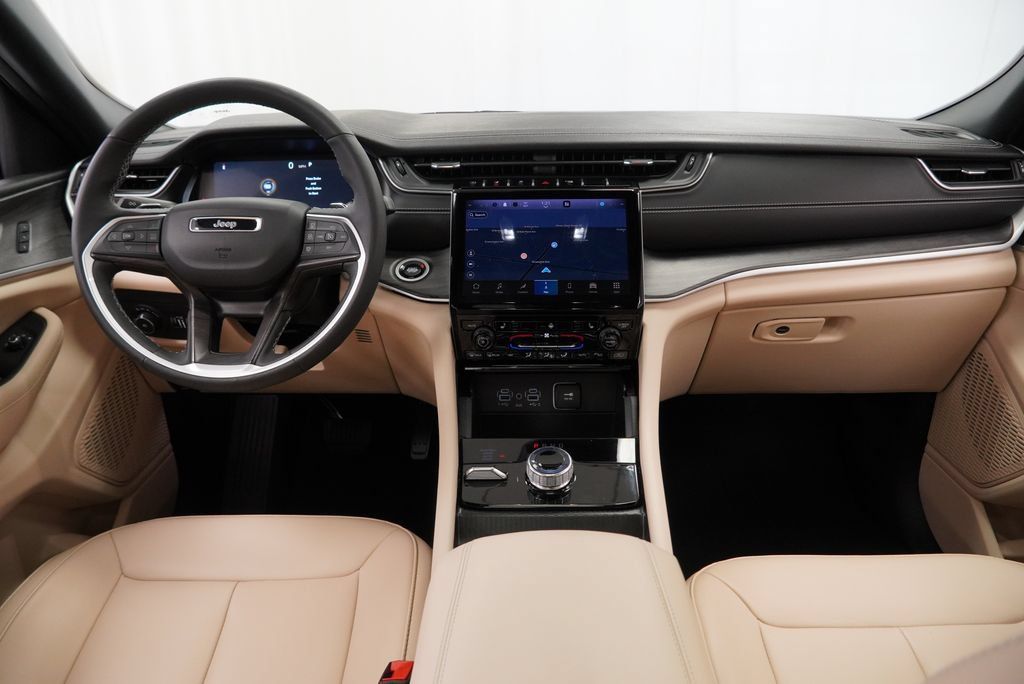Certified 2025 Jeep Grand Cherokee Limited AWD/4WD image 2