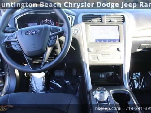 Used 2020 Ford Fusion SE image 12