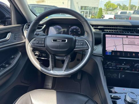 Used 2023 Jeep Grand Cherokee Limited w/ Black Appearance Package AWD/4WD image 14