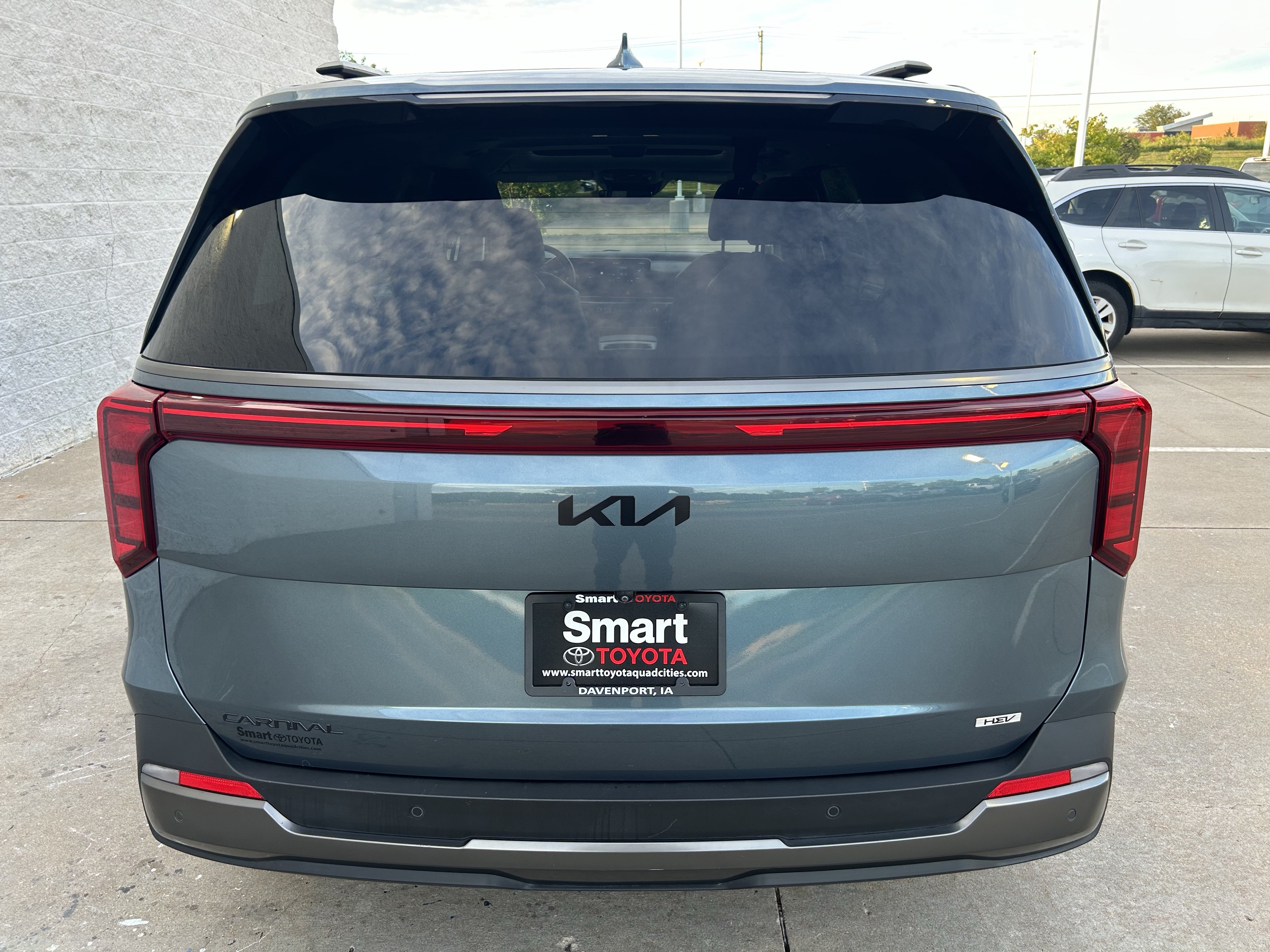 Used 2025 Kia Carnival SX w/ SX Dark Edition Package FWD image 5