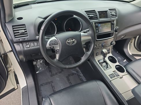 Used 2013 Toyota Highlander SE FWD image 18