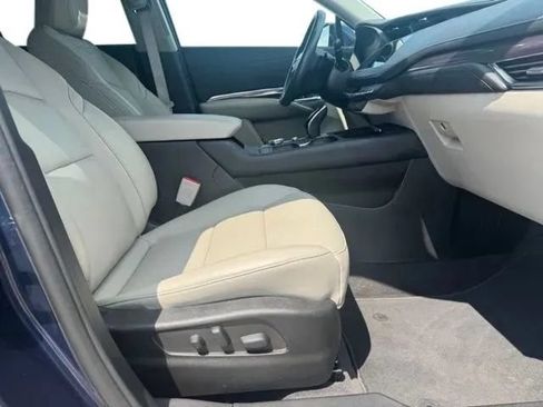 Used 2022 Cadillac XT4 Luxury w/ Cold Weather Package FWD image 13