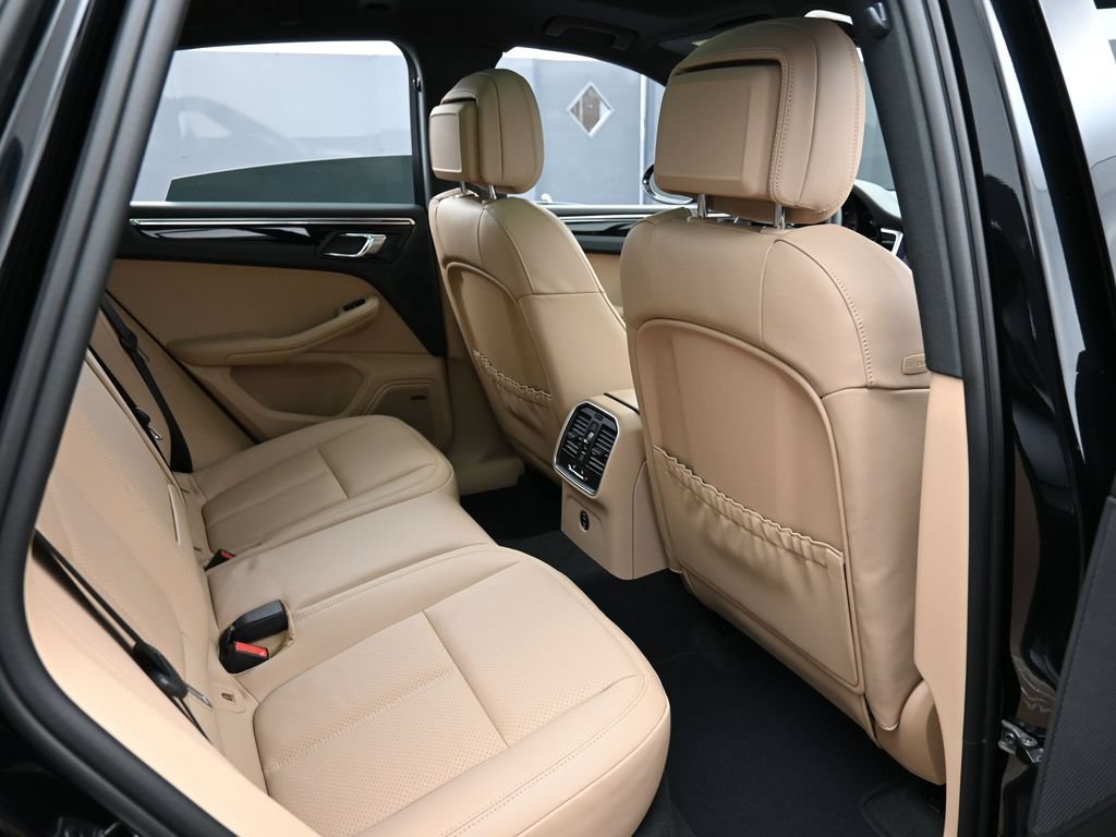 Certified 2026 Porsche Macan AWD/4WD image 28