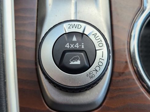 Used 2020 Nissan Pathfinder Platinum image 27