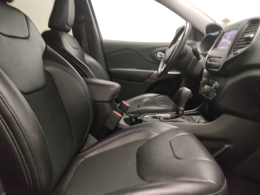 Used 2019 Jeep Cherokee Latitude Plus FWD image 21