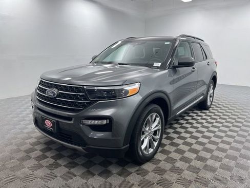 Used 2023 Ford Explorer XLT w/ Equipment Group 202A AWD/4WD image 2