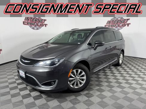 Used 2019 Chrysler Pacifica Touring-L FWD image 1