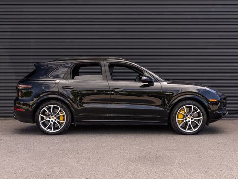 Certified 2023 Porsche Cayenne Turbo S AWD/4WD image 8
