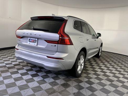 Used 2022 Volvo XC60 B5 Momentum image 5