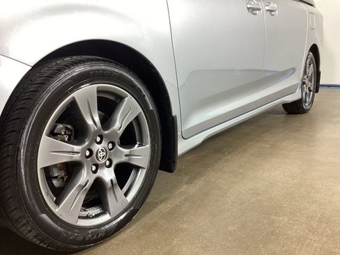 Used 2020 Toyota Sienna SE FWD image 2