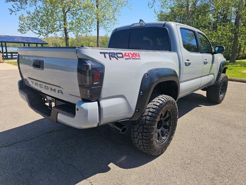 Used 2019 Toyota Tacoma TRD Off-Road AWD/4WD image 6