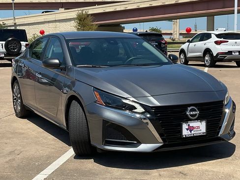 Used 2025 Nissan Altima 2.5 SV FWD image 3