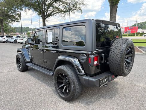 Used 2022 Jeep Wrangler Unlimited Sahara w/ Cold Weather Group AWD/4WD image 9