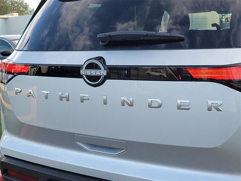 Used 2025 Nissan Pathfinder S image 23