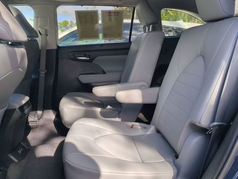 Certified 2023 Toyota Highlander XLE image 13