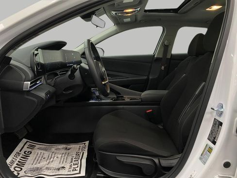 Certified 2025 Hyundai Elantra SEL image 31