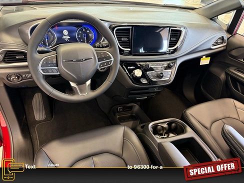 New 2026 Chrysler Pacifica Select image 4