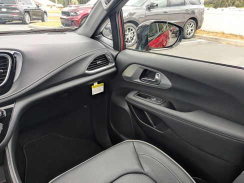 New 2026 Chrysler Pacifica Limited w/ S Appearance Package image 17