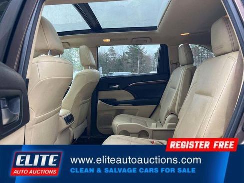 Used 2018 Toyota Highlander Limited Platinum w/ Carpet Mat Package (TMS) AWD/4WD image 16