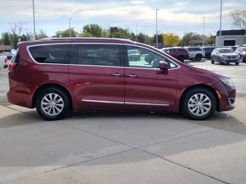 Used 2018 Chrysler Pacifica Touring-L Plus FWD image 4
