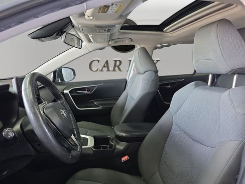 Used 2022 Toyota RAV4 XLE w/ Convenience Package FWD image 14