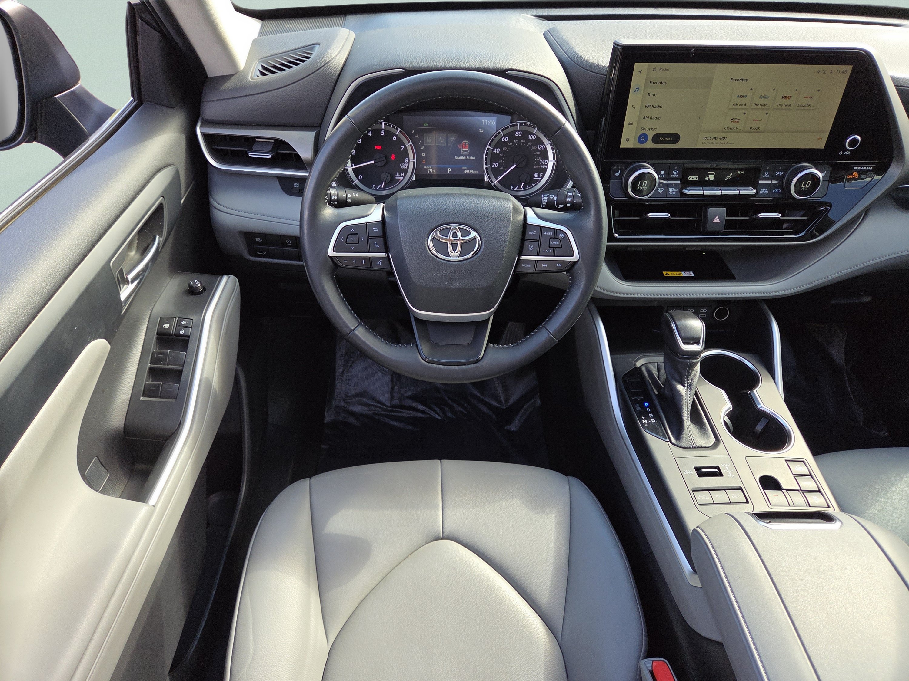 Used 2023 Toyota Highlander XLE AWD/4WD image 4